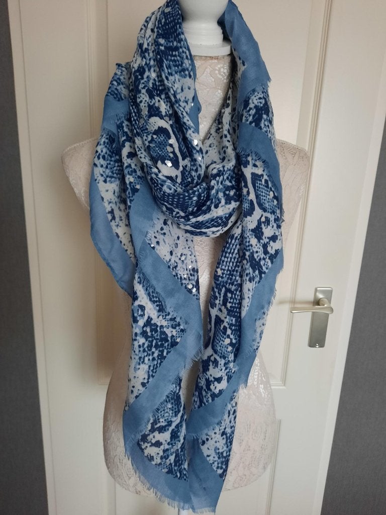 Sjaals Blauw Slangen print NIEUW, Kleding | Dames, Mutsen, Sjaals en Handschoenen, Ophalen of Verzenden, Nieuw, Maat 46/48 (XL) of groter