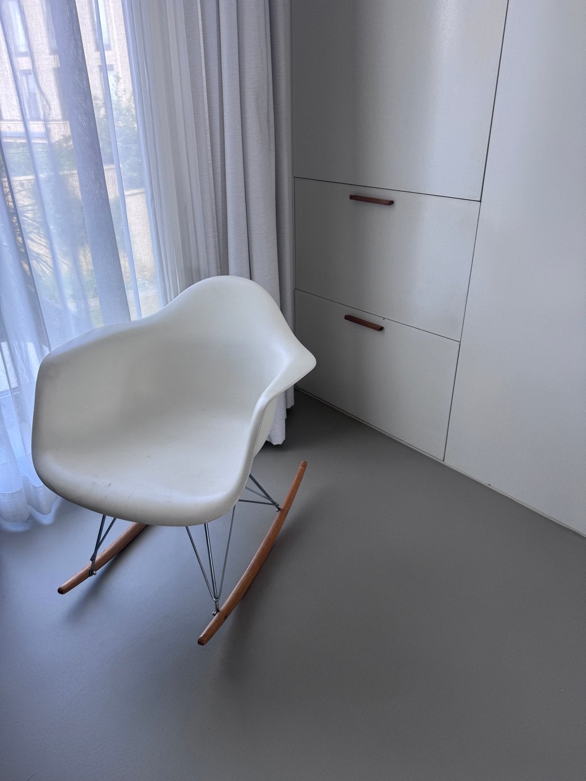 Schommelstoel in Eames-stijl - Wit, Huis en Inrichting, Ophalen, Kunststof, Gebruikt, Wit