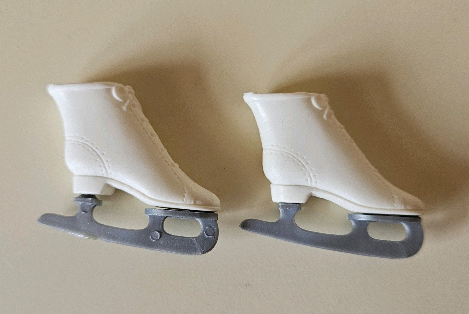 Vintage Barbie schaatsen wit 60's, Verzamelen, Ophalen of Verzenden, Gebruikt, Kleertjes