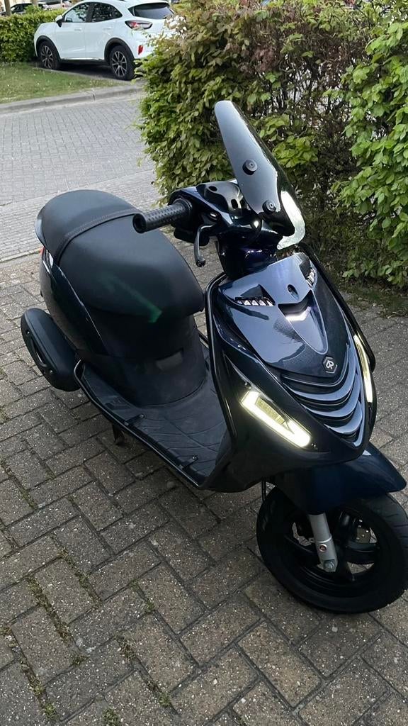 Blauwe Zip - 50cc / Blauw kenteken Bouwjaar 2018, Fietsen en Brommers, Scooters | Piaggio, Ophalen, Overige modellen, Zo goed als nieuw