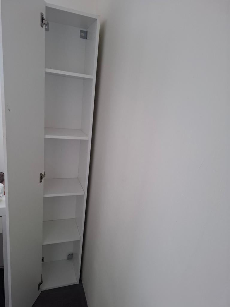 Witte smalle hoge kast met planken, Ophalen, Zo goed als nieuw