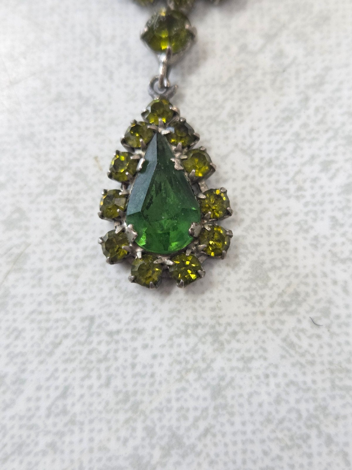Vintage Broche met Groene en Gele Strass Steentjes, Overige materialen, 4 tot 7 cm, Gebruikt, Ophalen of Verzenden