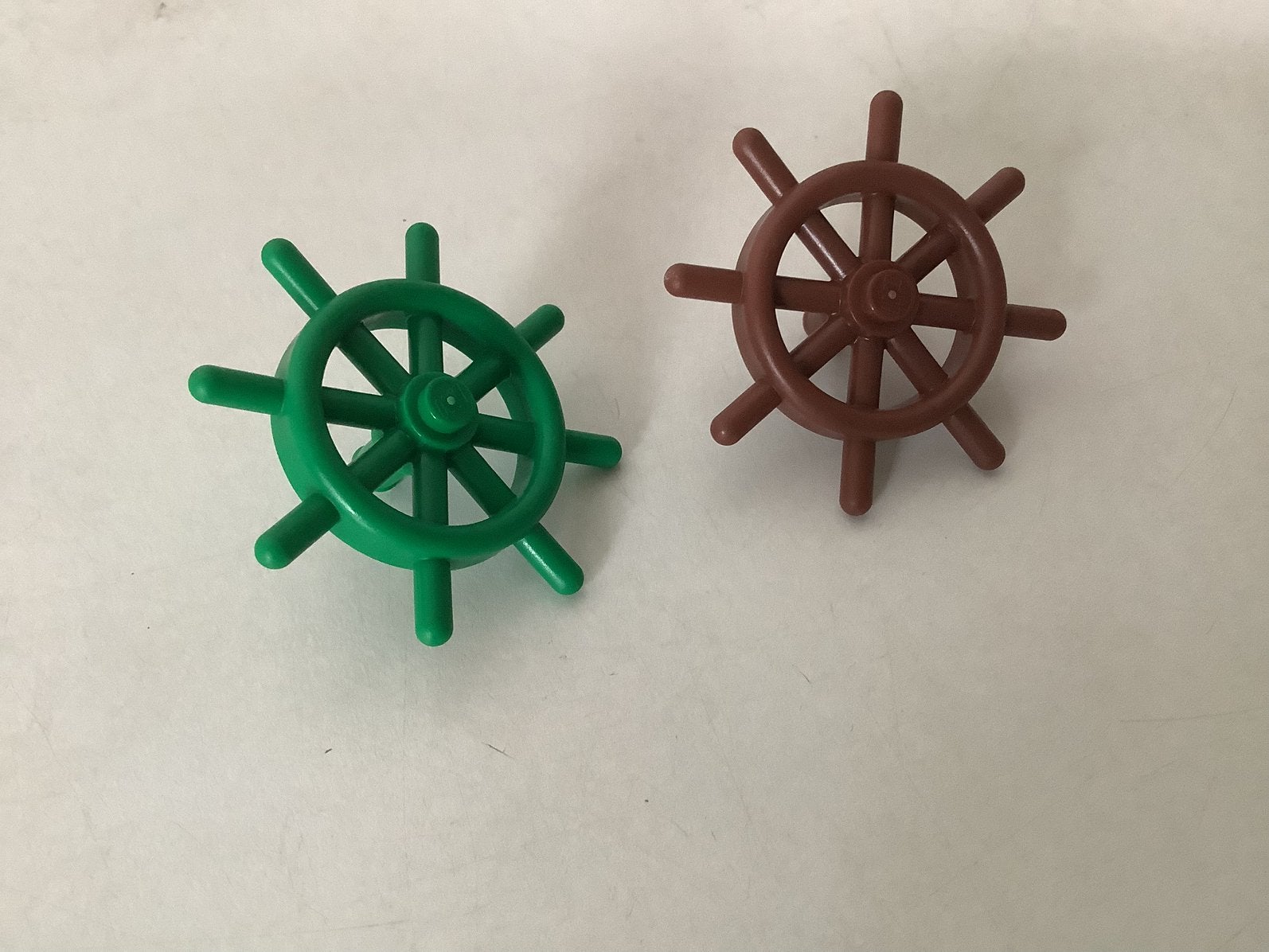 Lego scheepsstuurwiel met gleuven in de pin bruin en groen, Ophalen of Verzenden, Gebruikt, Losse stenen, Lego
