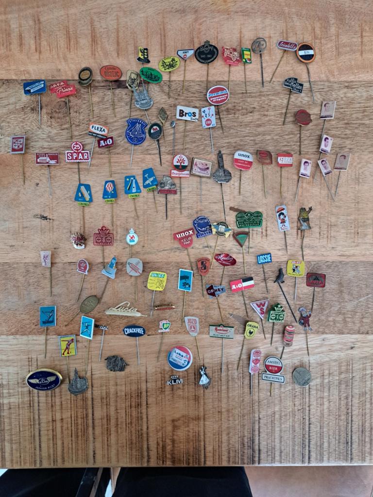 95 stuks retro vintage speldjes, Verzamelen, Speldjes, Pins en Buttons, Gebruikt, Allerlei, Ophalen of Verzenden, N.b