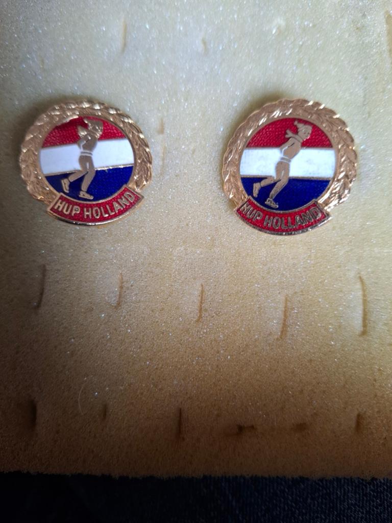 Emaille schaats spelden 'Hup Holland', Ophalen of Verzenden, Zo goed als nieuw, Sport, Speldje of Pin
