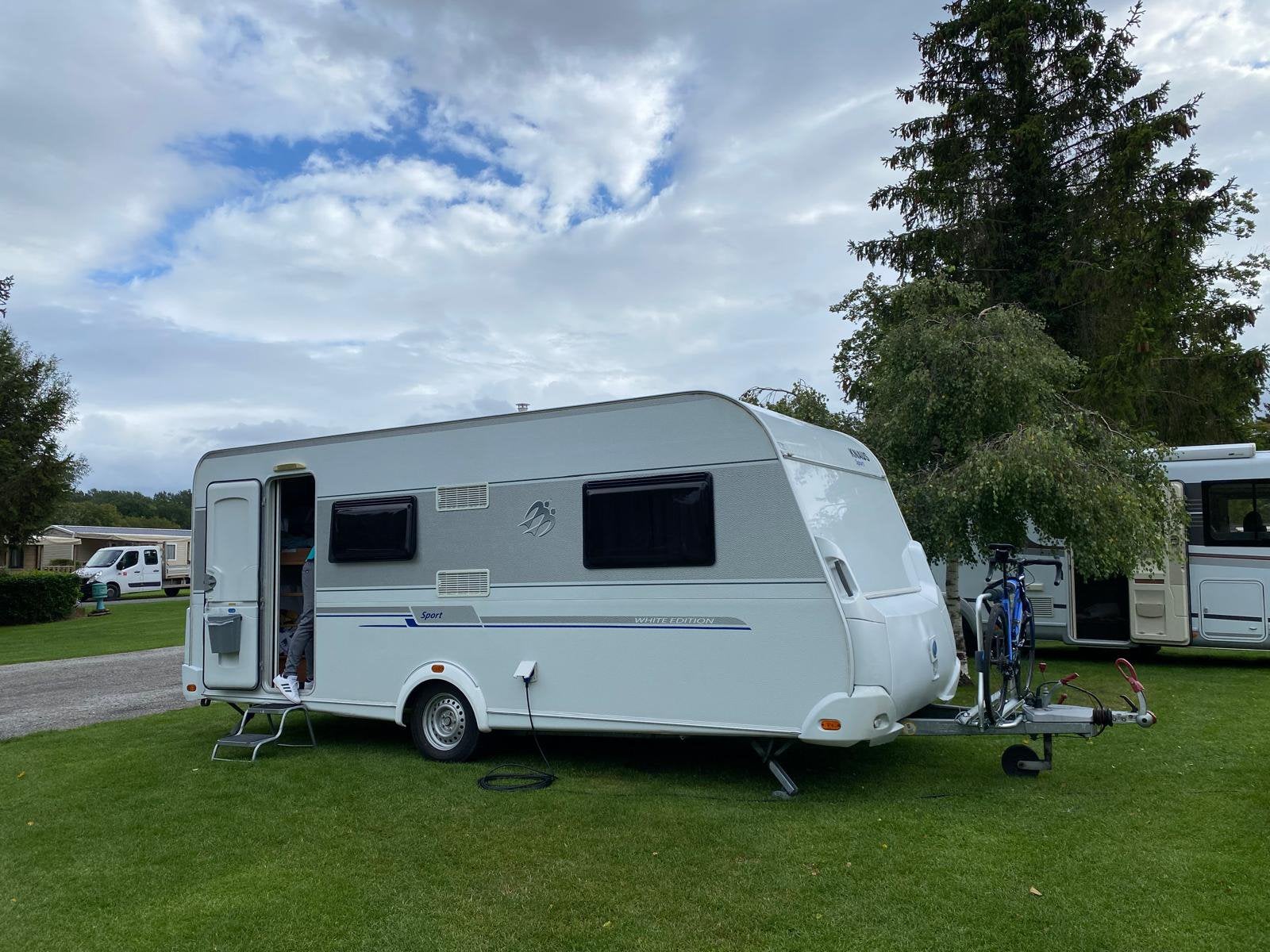 Knaus Sport 500 QDK White Edition, mover, luifel, airco, Vast bed, Treinzit, Particulier, Schokbreker