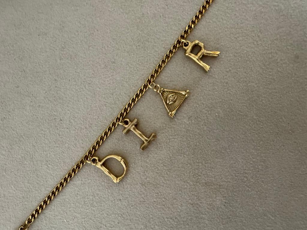 Gouden vintage stijl letter bedel armband met oogje verguld, Sieraden, Tassen en Uiterlijk, Armbanden, Staal, Nieuw, Ophalen of Verzenden
