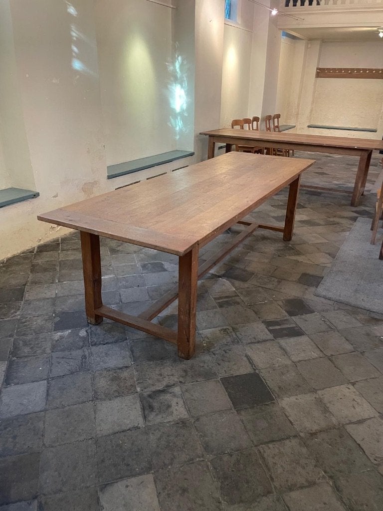 Oude eiken kloostertafels en bijbehorende eiken stoelen, Huis en Inrichting, Ophalen, Gebruikt, Eikenhout, 200 cm of meer