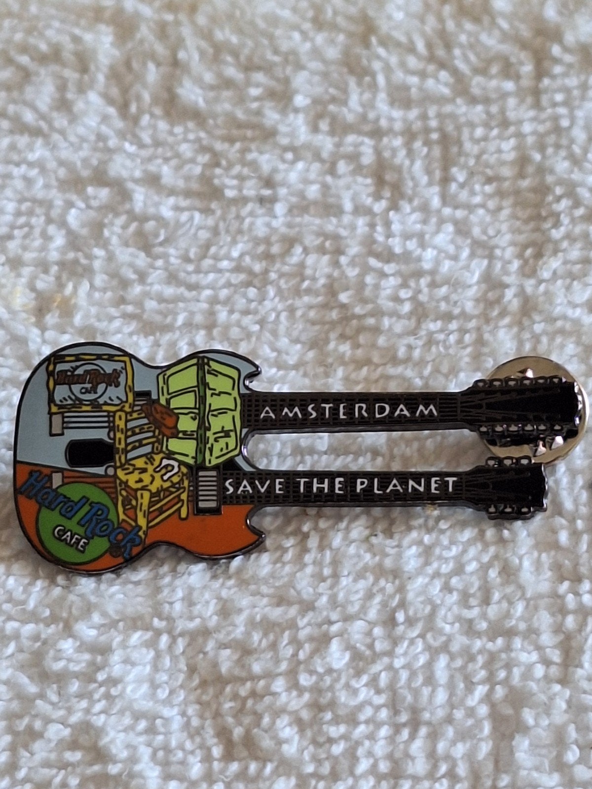 Hard Rock Cafe : AMSTERDAM, Emaille ,Dubbele Gitaar Pin, Verzenden, Zo goed als nieuw, Merk, Speldje of Pin