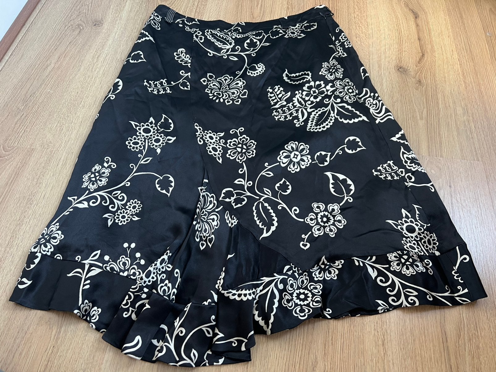 Bellissima zwarte nette chique rok 42 bloemen, Kleding | Dames, Zwart, Maat 42/44 (L), Ophalen of Verzenden, Zo goed als nieuw