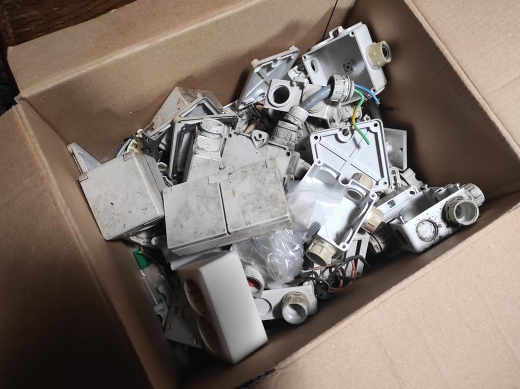 Doos met div oud schakelmateriaal., Doe-het-zelf en Verbouw, Elektra en Kabels, Ophalen