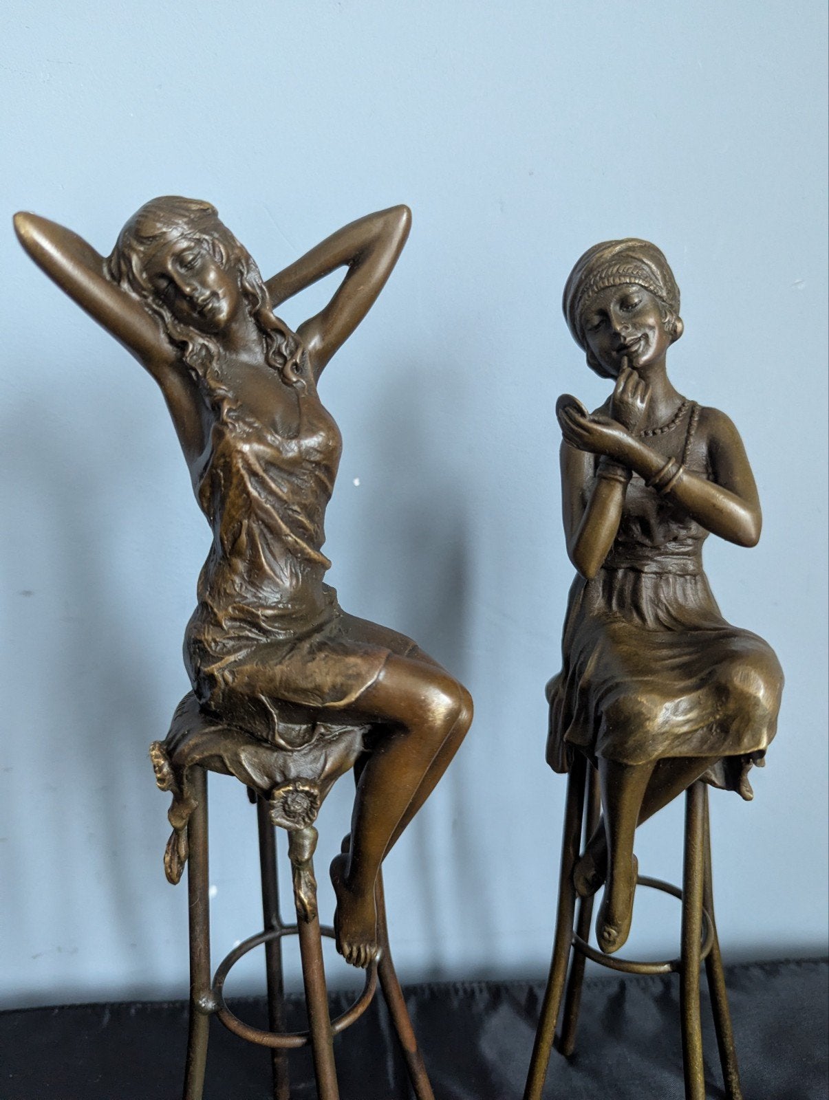 bronzen beelden van vrouwen op krukken, gesigneerd, Ophalen of Verzenden