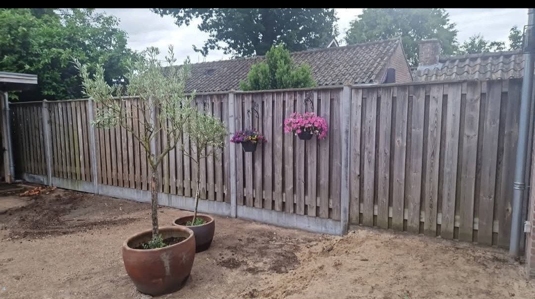 Gratis beton hout schutting 39m incl. Poort, Tuin en Terras, Schuttingen, 6 meter of meer, Ophalen of Verzenden, Hout, 1 tot 2 meter