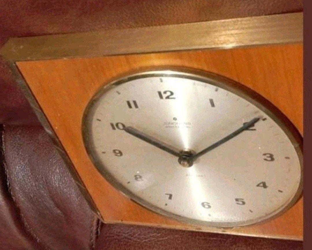 Aangeboden: Een charmante vintage Junghans Ato-Mat muurklok., Antiek en Kunst, Ophalen of Verzenden