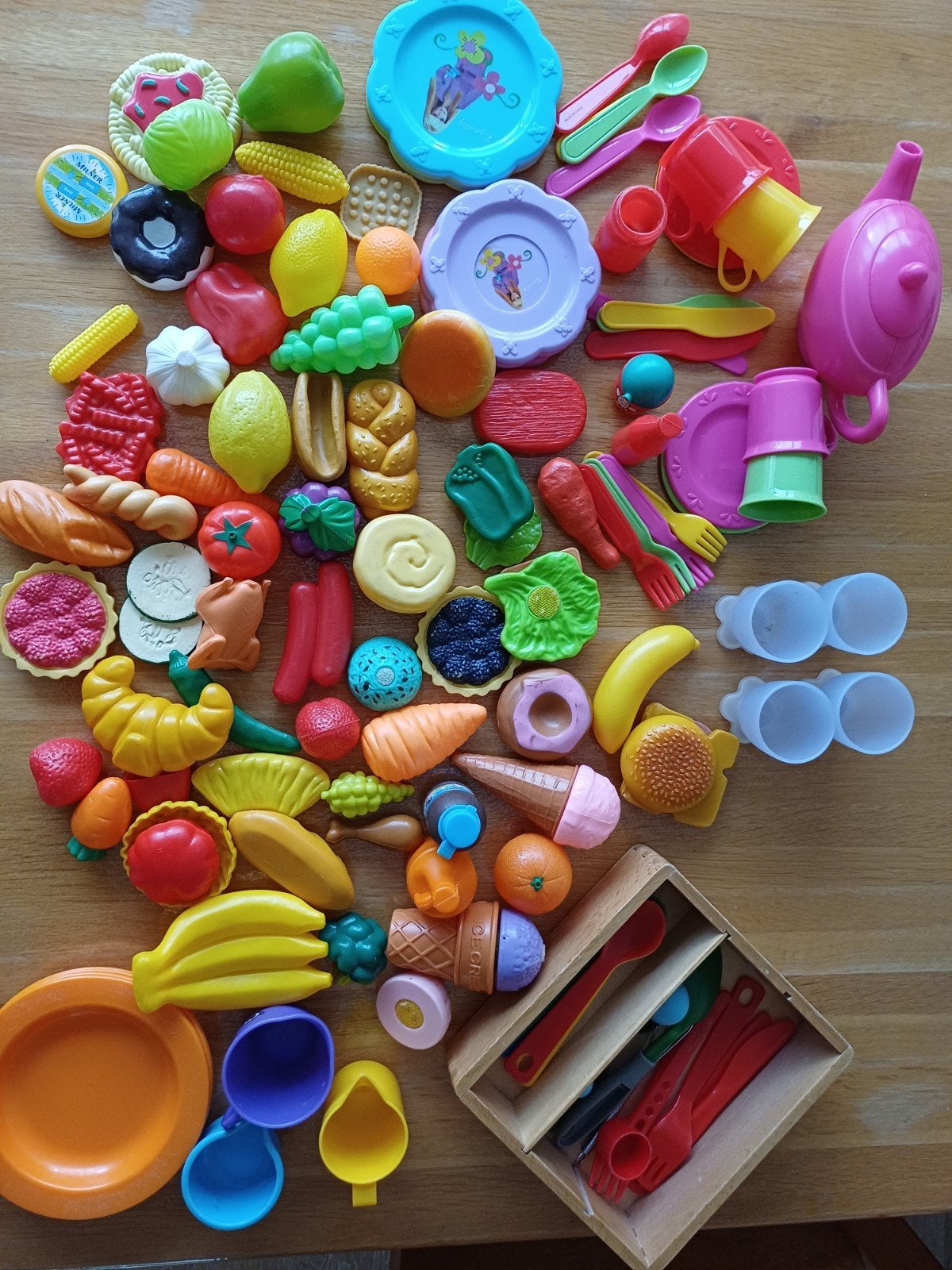 Plastic kinderservies, fruit etc. in rubbermaid bewaarbox, Kinderen en Baby's, Ophalen, Gebruikt, Kunststof, Speelkeuken-accessoire