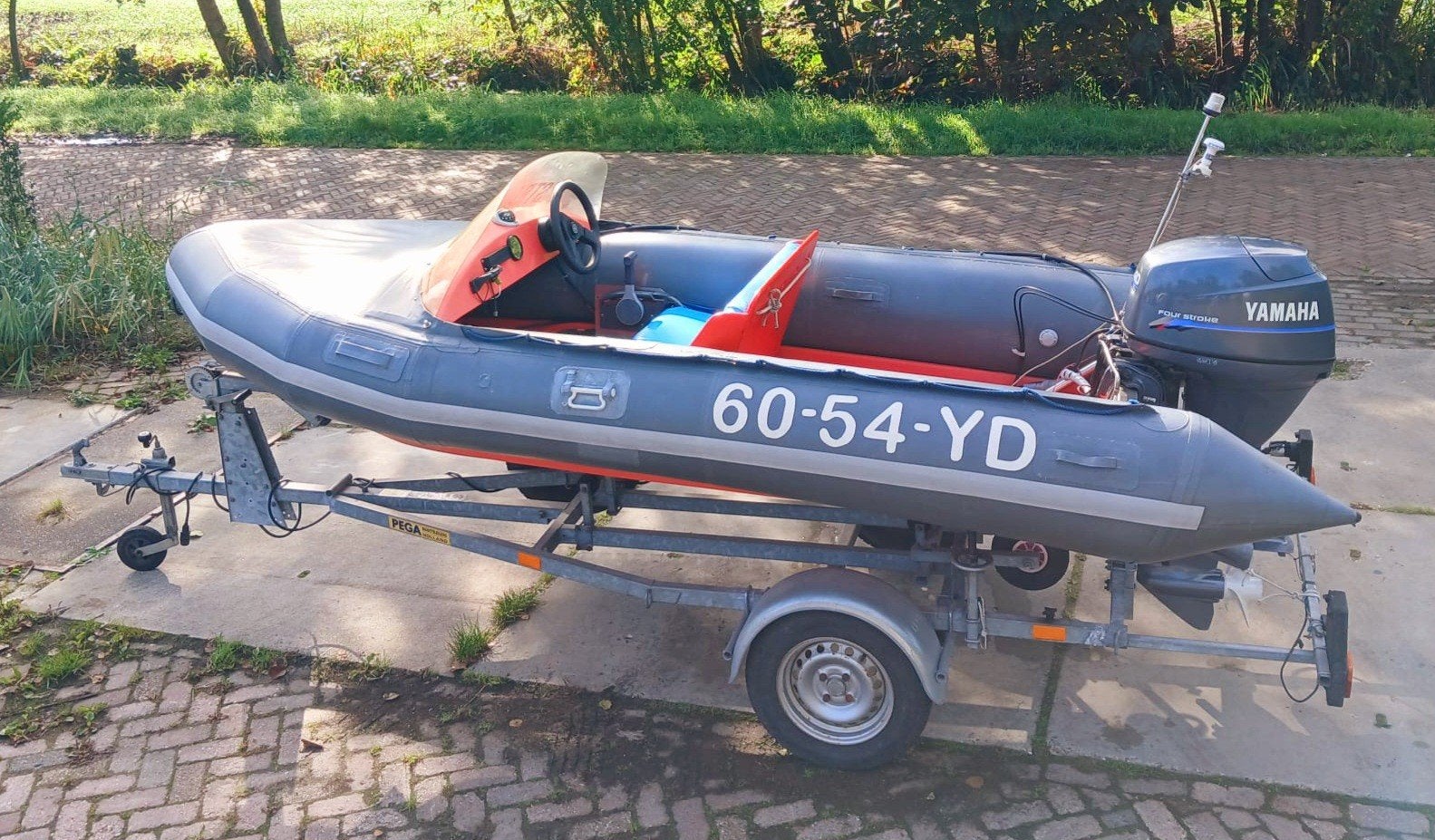 Foto 2 van Avon 380 Rib met 40PK Yamaha Viertakt en Pega trailer