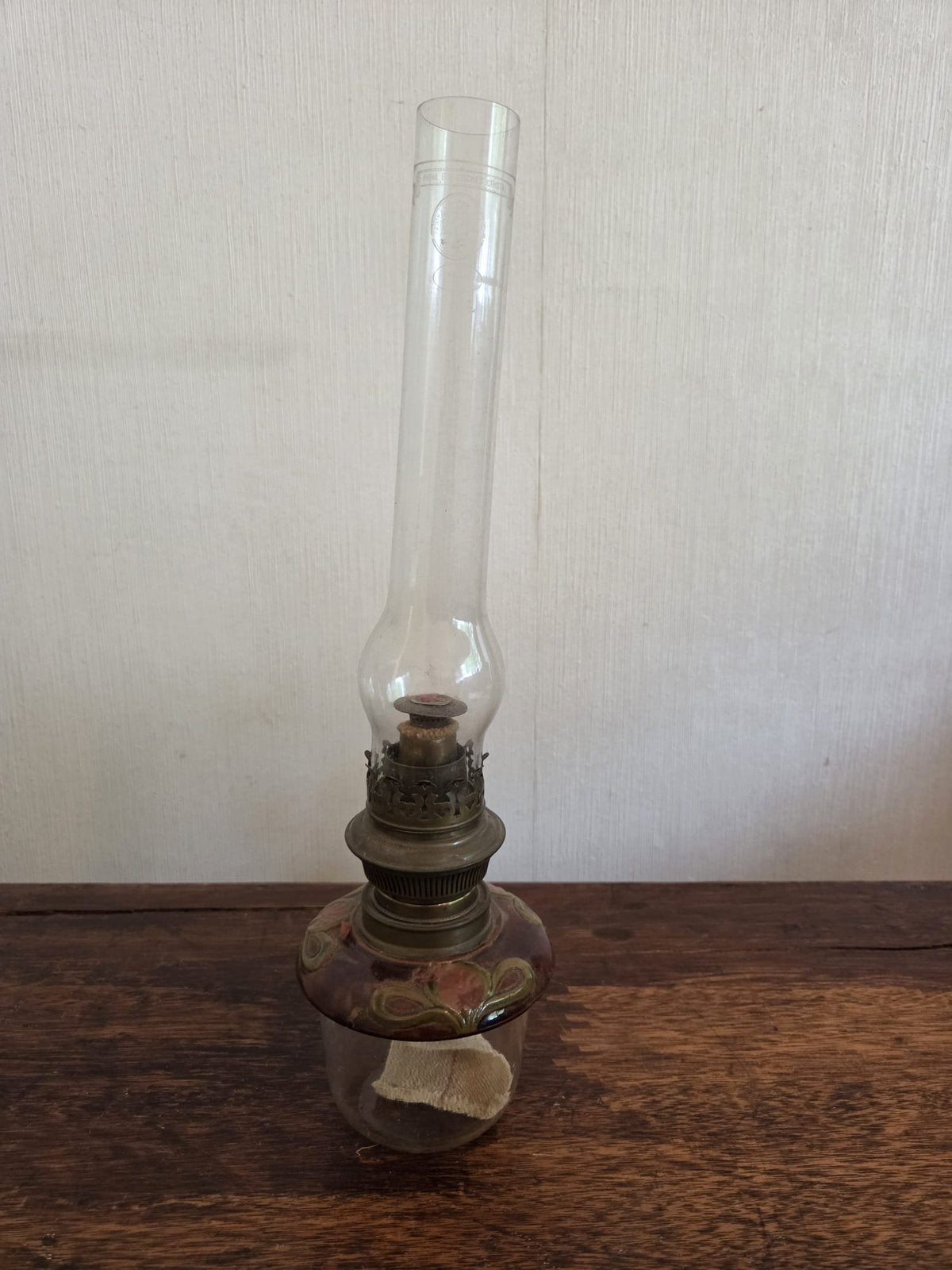 Antieke olielamp met glazen kap en versierde voet, Ophalen