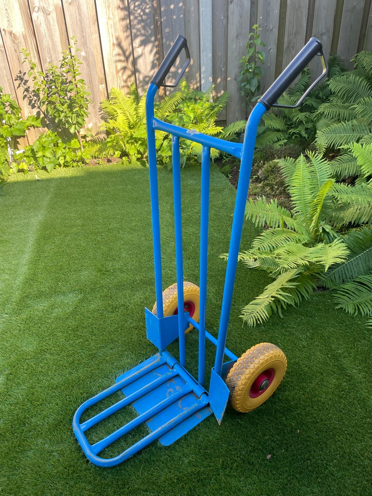 Stevige blauwe steekwagen met gele wielen, Ophalen of Verzenden, Gebruikt, Steekwagen