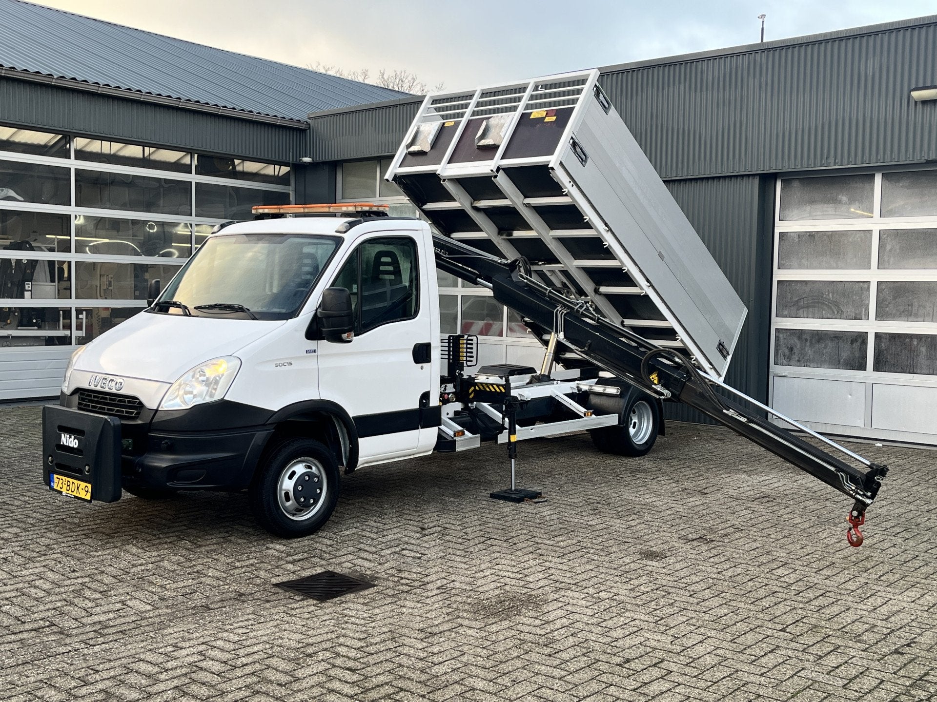 Iveco Daily 50C15 Hiab 022 Laadkraan 1555kg laadvermogen Kip, Auto's, Automaat, Stof, Gebruikt, Zwart
