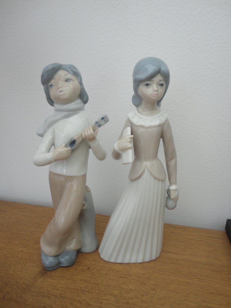 2 beeldjes Spaans porselein CASADES jongen en meisje, Verzamelen, Beelden en Beeldjes, Ophalen of Verzenden, Gebruikt, Mens