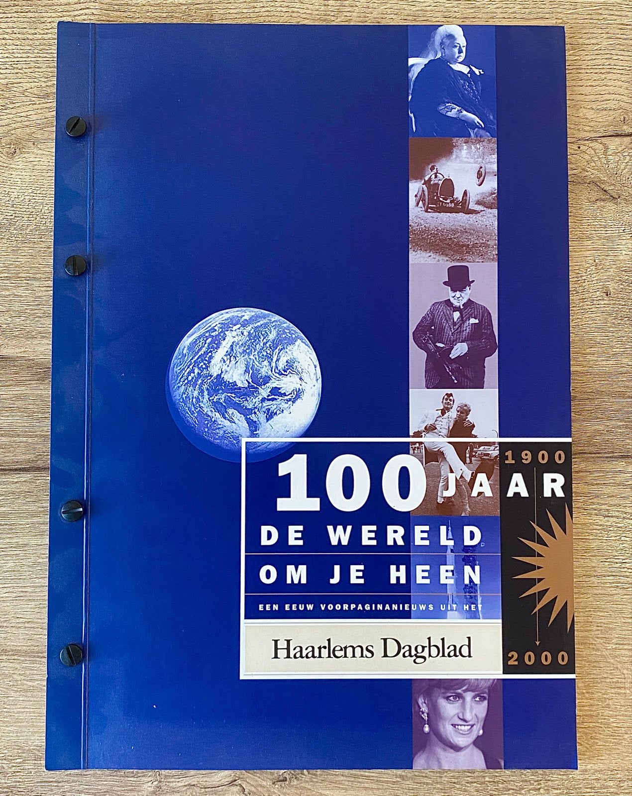 100 Jaar De Wereld Om Je Heen - Haarlems Dagblad, Ophalen of Verzenden, Zo goed als nieuw, Krant