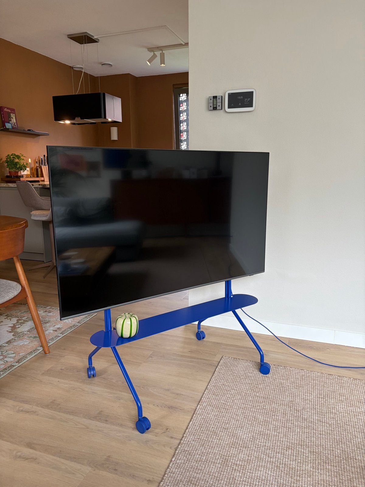 Pedestal Moon Roller TV-standaard - Ultra marine (excl. tv), Huis en Inrichting, 100 tot 150 cm, Ophalen of Verzenden, Zo goed als nieuw