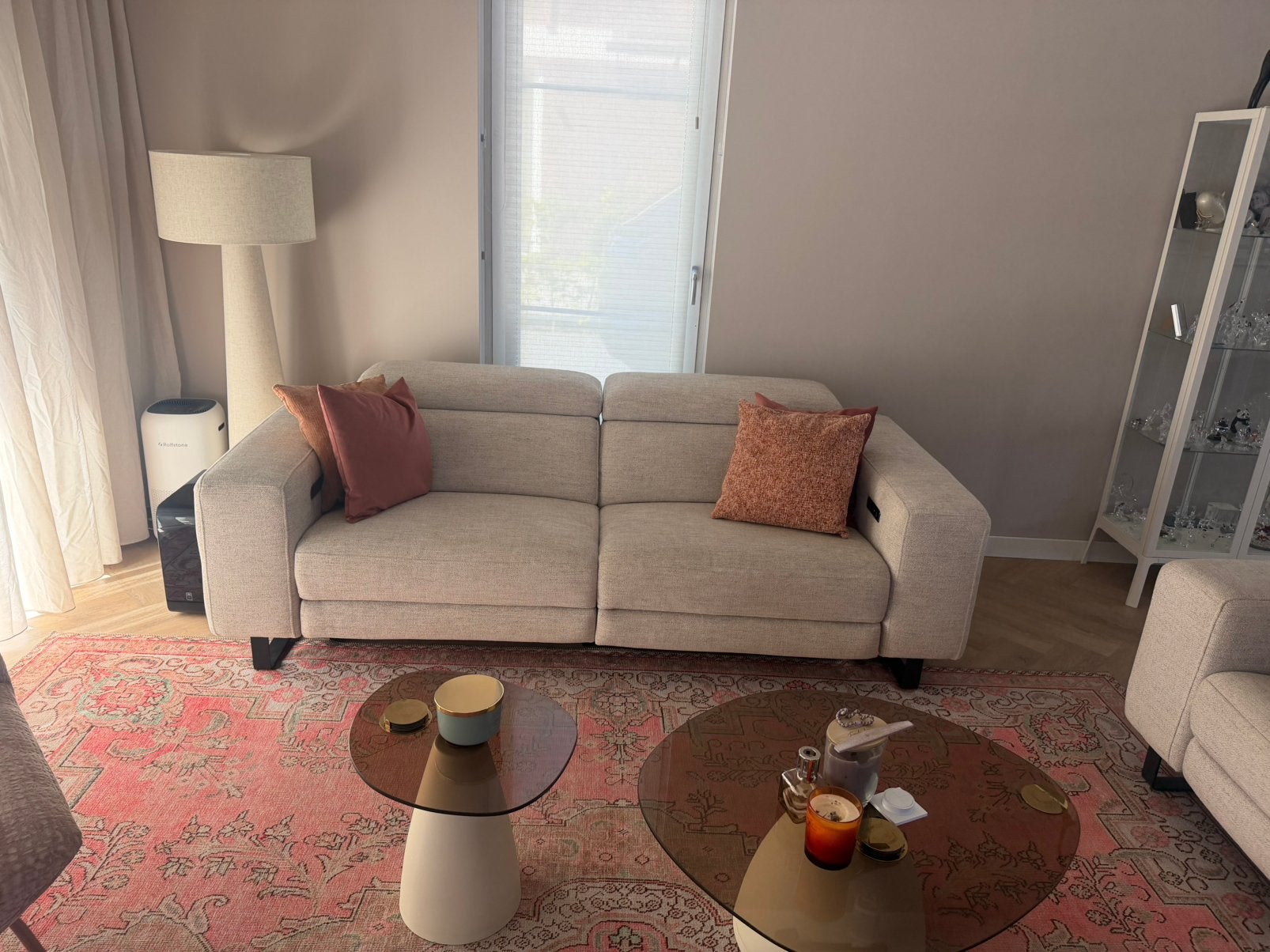 2 Beige/crème banken 1 met elektrische relaxfunctie en USB, Ophalen, Modern licht, 150 tot 200 cm, Driepersoons