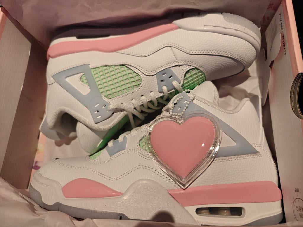 Air Jordan 4 Retro “Valentine's Day” (GS), Kleding | Dames, Schoenen, Ophalen of Verzenden, Nieuw, Sneakers of Gympen