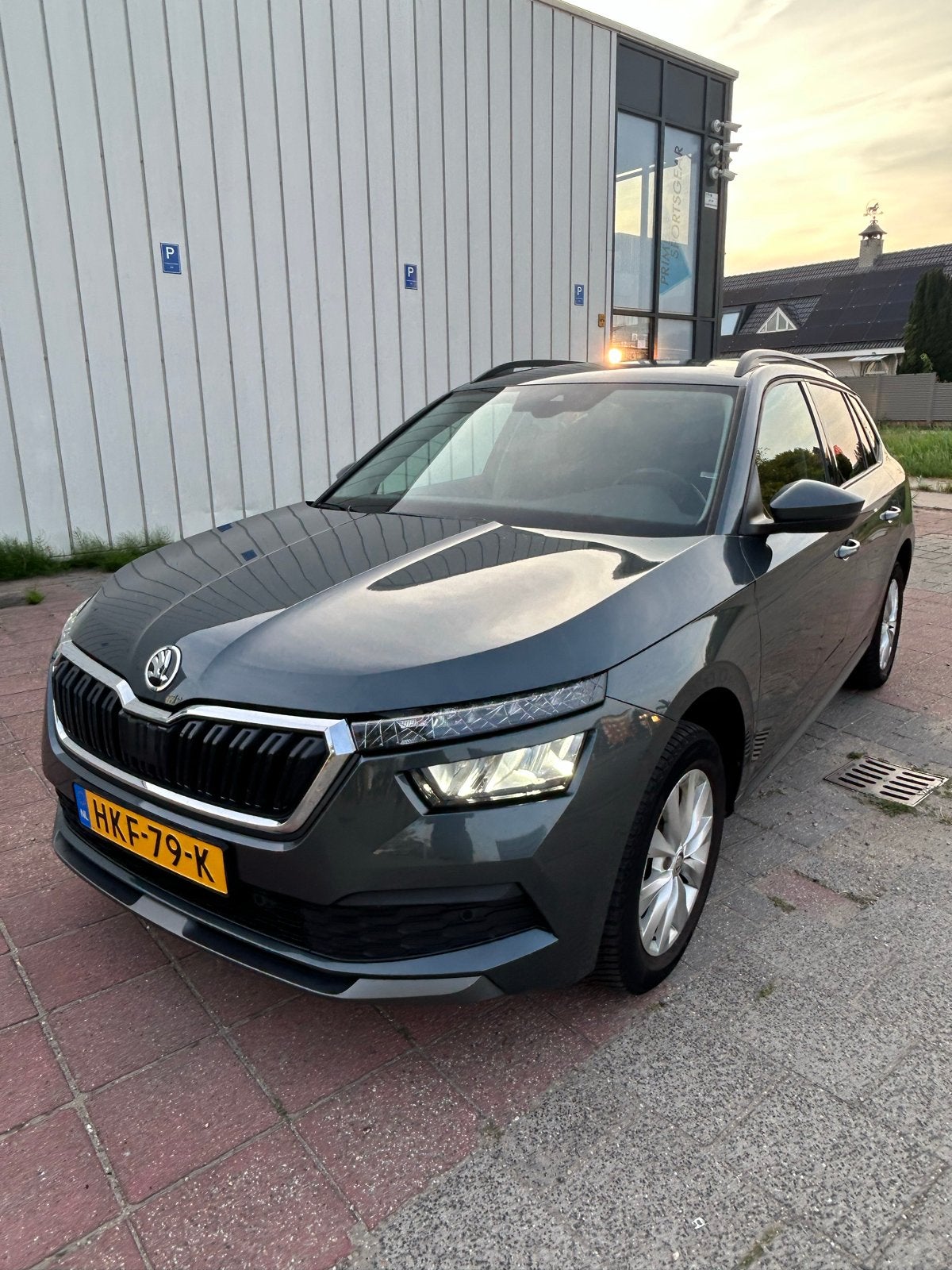 Skoda Kamiq 1.0 TSI Greentech 95pk 2021 Grijs, Auto's, Voorwielaandrijving, 95 pk, 610 kg, 1121 kg