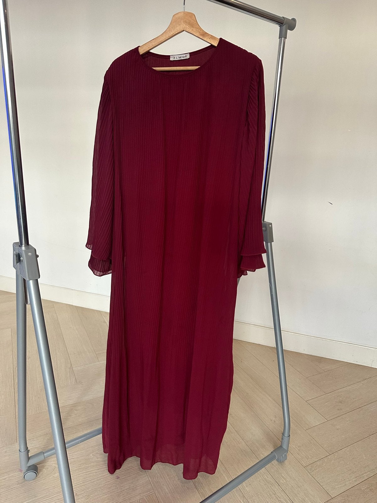 Bordeauxrode geplooide maxi jurk, Kleding | Dames, Maat 38/40 (M), Ophalen of Verzenden, Zo goed als nieuw, Rood