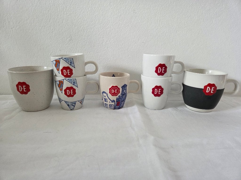 Douwe Egberts: 5 kleine mokken + 2 grote mokken, Gebruikt, Keramiek, Ophalen of Verzenden, Overige stijlen