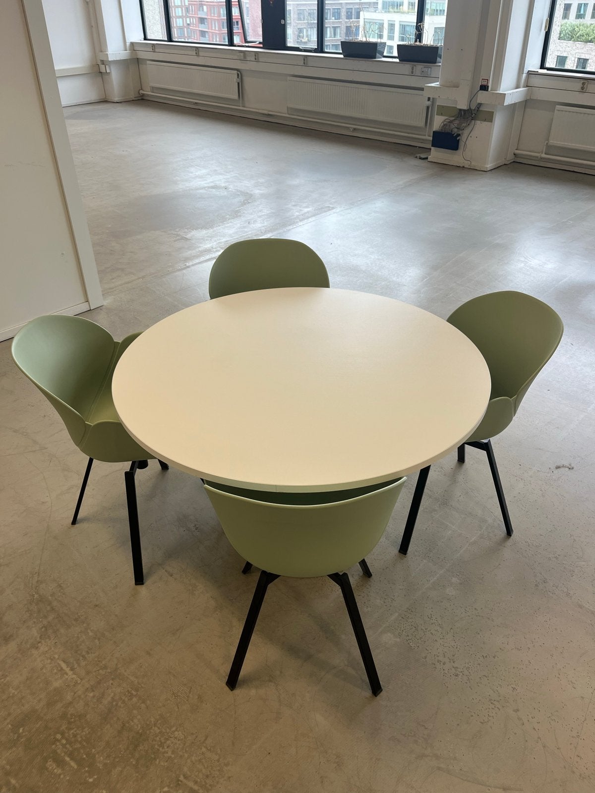 Moderne ronde tafel met 4 stoelen - perfect voor kantoor, Ophalen, Kunststof, 100 tot 150 cm, Rond