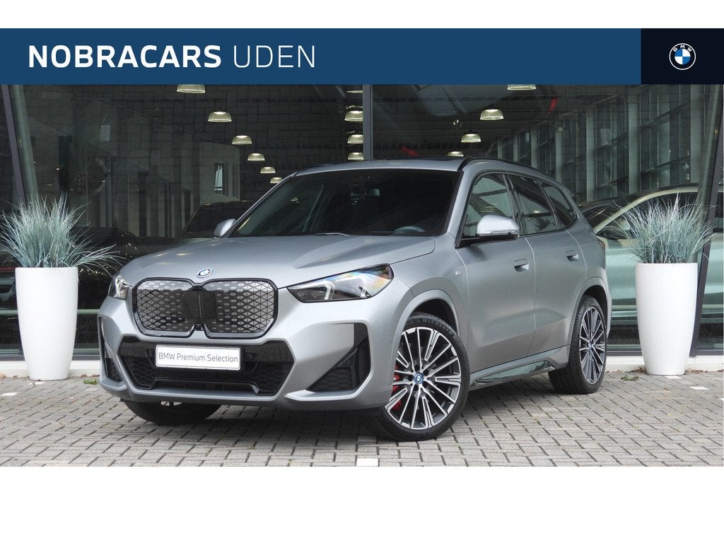 BMW iX1 eDrive20 M Sport / Panoramadak / Trekhaak / Head-Up