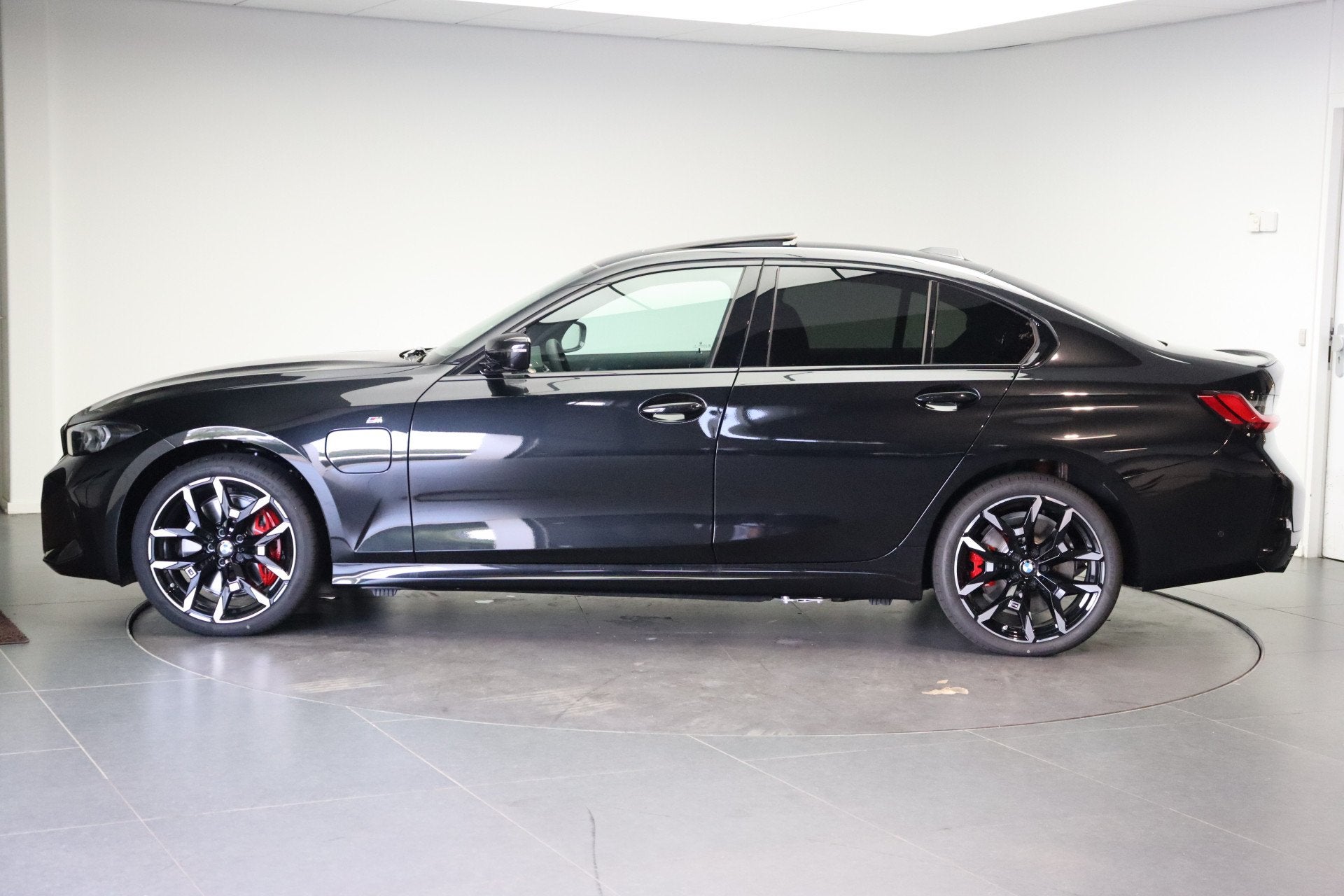 BMW 3 Serie 330e M Sport Automaat / Schuif-kanteldak / Sport, Automaat, Achterwielaandrijving, Zwart, 4 cilinders