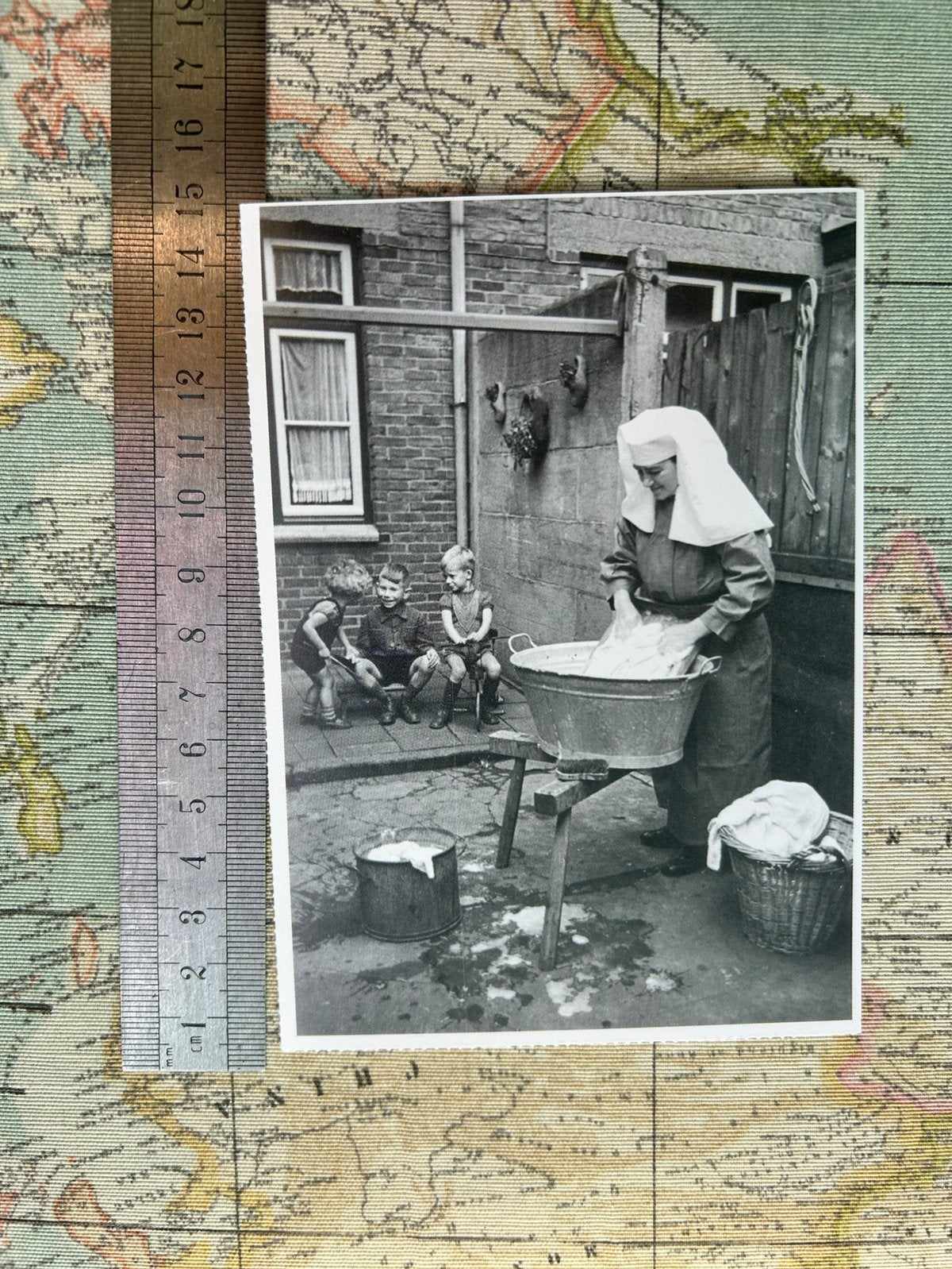 205. Kaart Zuster Jeanne doet de was bij gezin Maastricht, Ophalen of Verzenden, Ongelopen