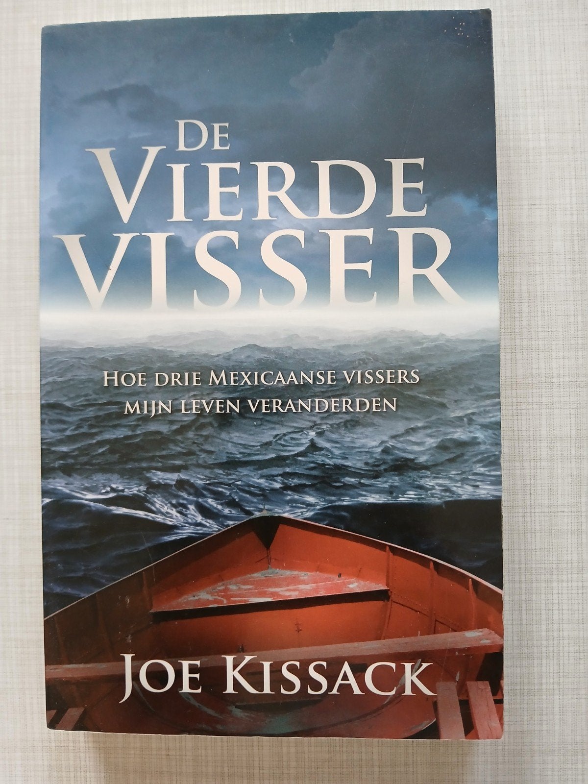 Joe Kissack - De vierde visser, Ophalen of Verzenden, Zo goed als nieuw, Joe Kissack