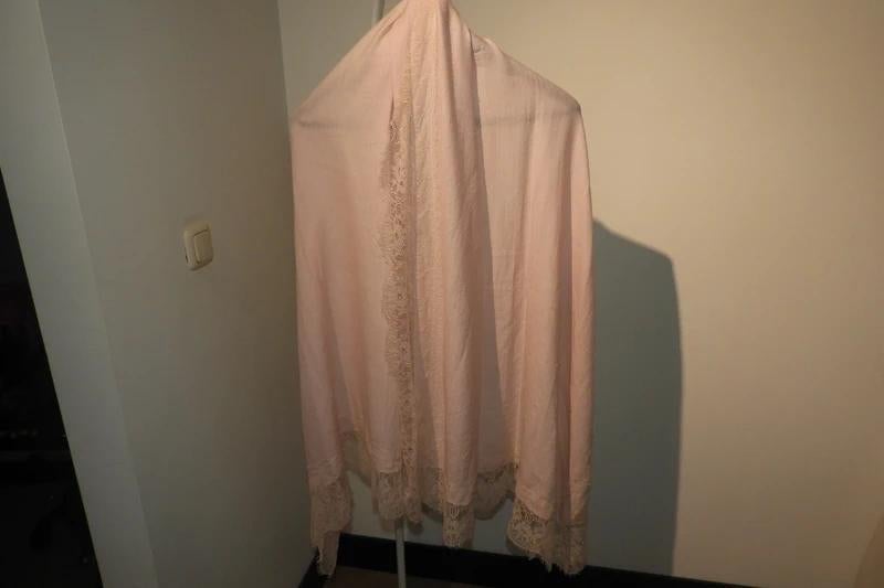 Marccain grote sjaal licht roze brede band met kant, Verzenden, Maat 46/48 (XL) of groter, Sjaal, Gedragen