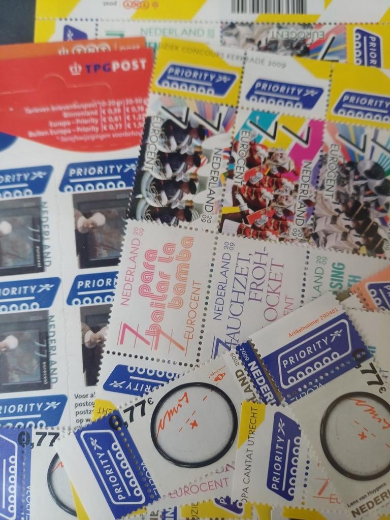 zakje met 100 postzegels € 0,77 met 50% korting nominaal, Postzegels en Munten, Postzegels | Nederland, Ophalen of Verzenden, Na 1940