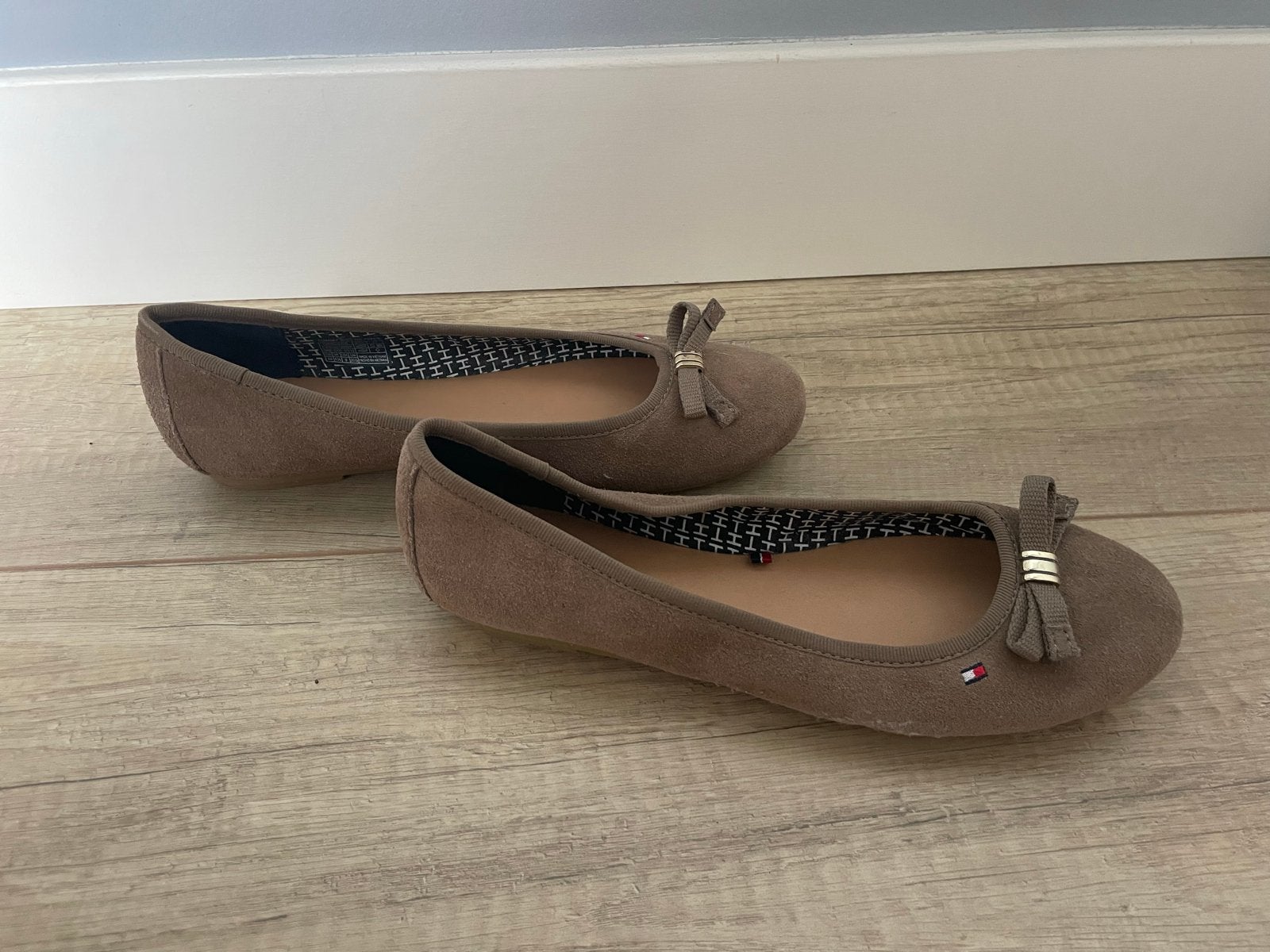 Tommy Hilfiger ballerina's - Zo goed als nieuw, Ophalen of Verzenden, Zo goed als nieuw, Bruin, Ballerina's