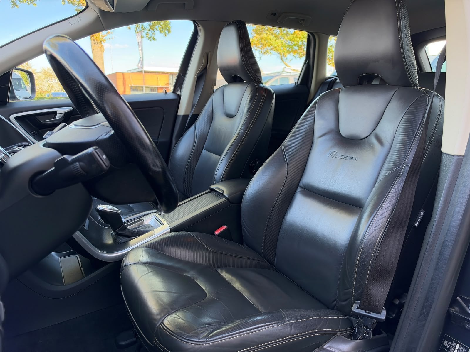 Volvo XC60 2.4 D5 AWD R-Design | Trekhaak | Stoelverwarming, Auto's, Automaat, 15 km/l, Gebruikt, Zwart
