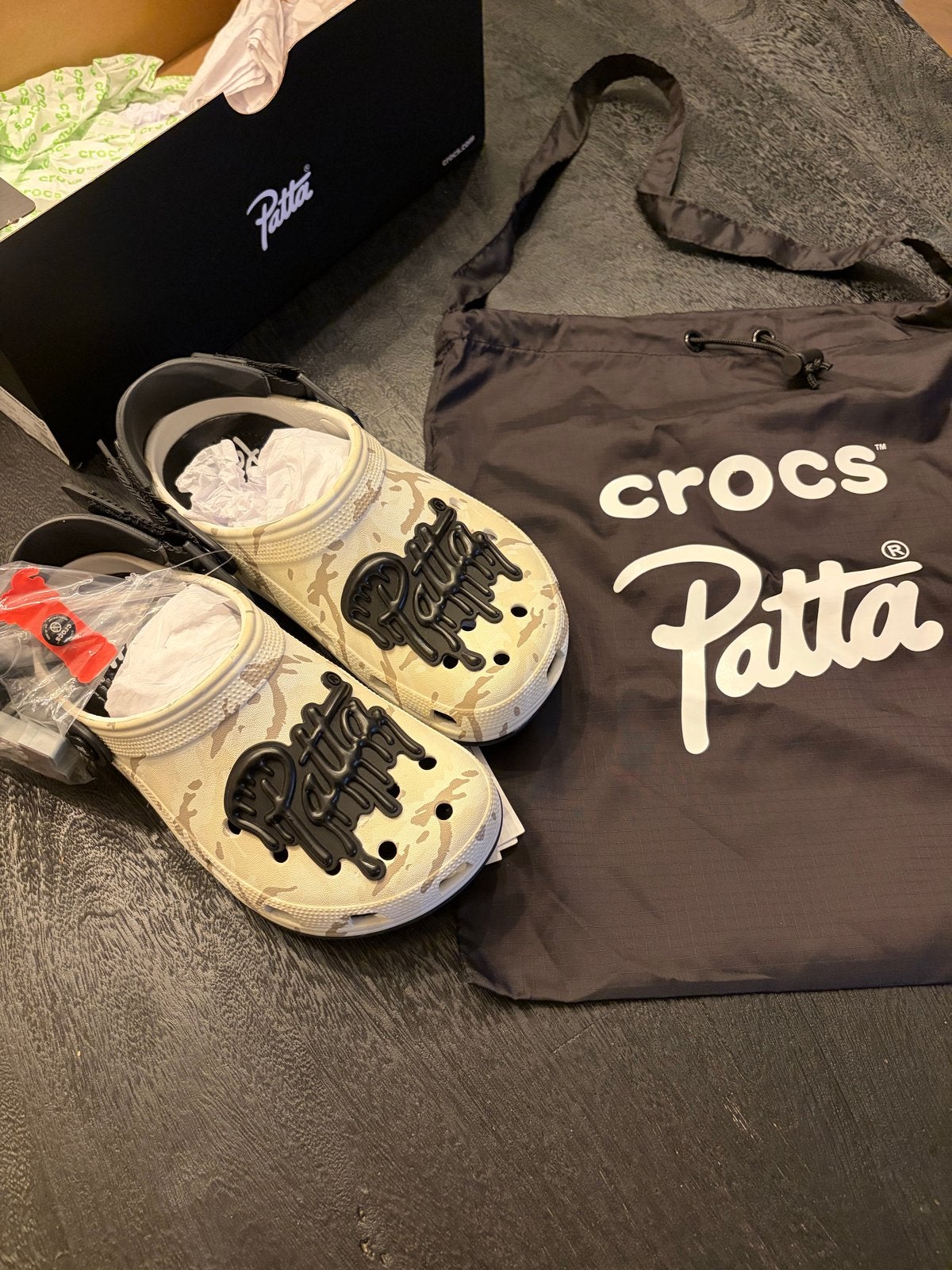 Patta x Crocs Classic Clog 'Almost White' - Nieuw, Kleding | Dames, Ophalen of Verzenden, Nieuw, Wit, Slippers