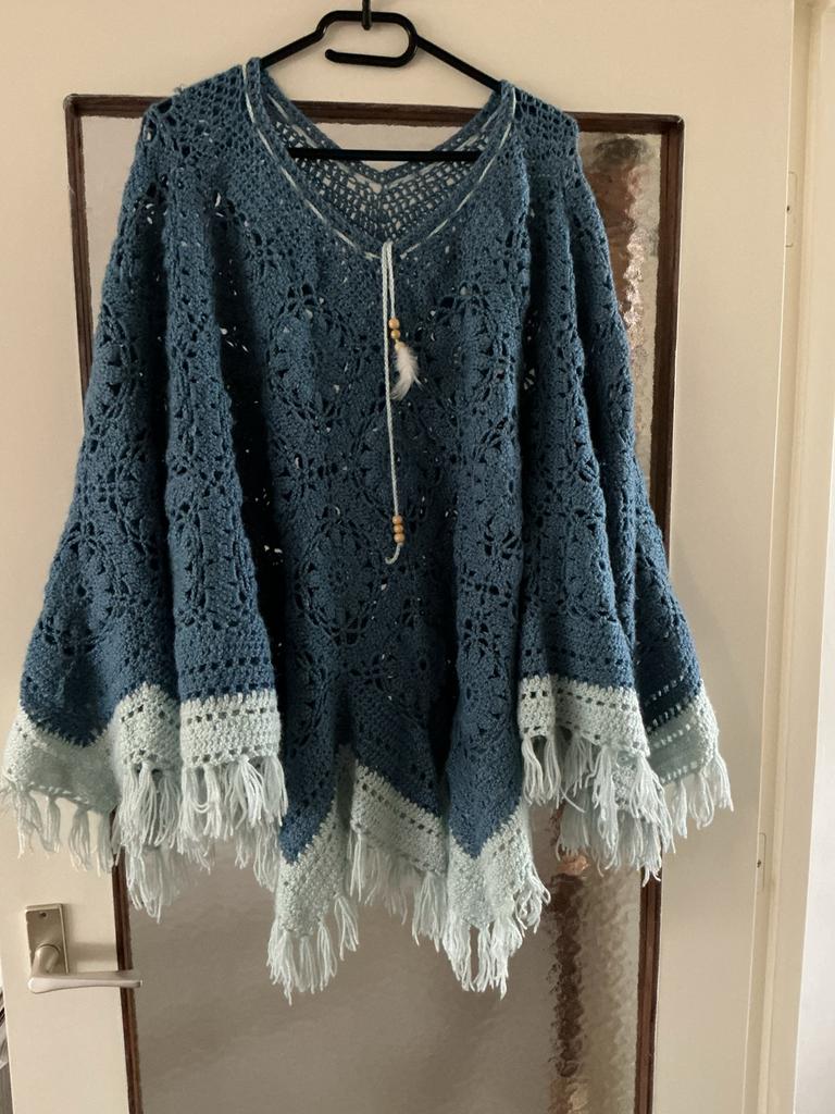 Leuke gehaakte poncho met franjes, Ophalen of Verzenden, Zo goed als nieuw