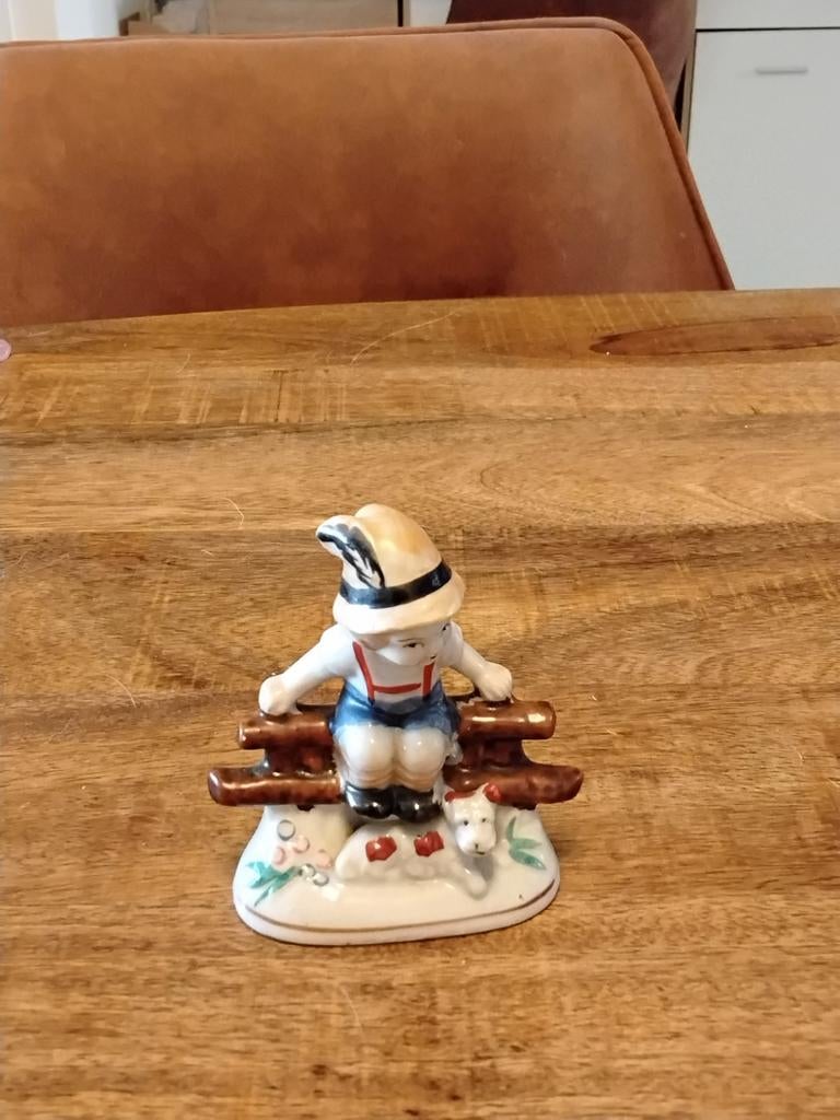 Vintage beeldje jongen op bankje met hondje, Ophalen of Verzenden, Gebruikt, Mens