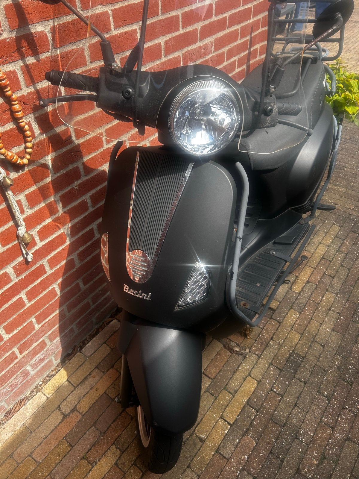 Berini Scooter Mat Zwart - Inclusief Helm, Fietsen en Brommers, Gebruikt, Benzine, Ophalen, Overige merken