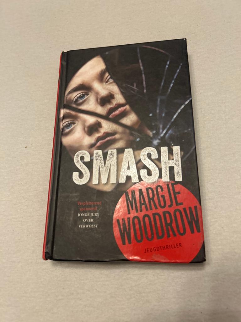 Smash - Margje Woodrow (Jeugdthriller), Boeken, Ophalen of Verzenden, Gelezen, Nederland