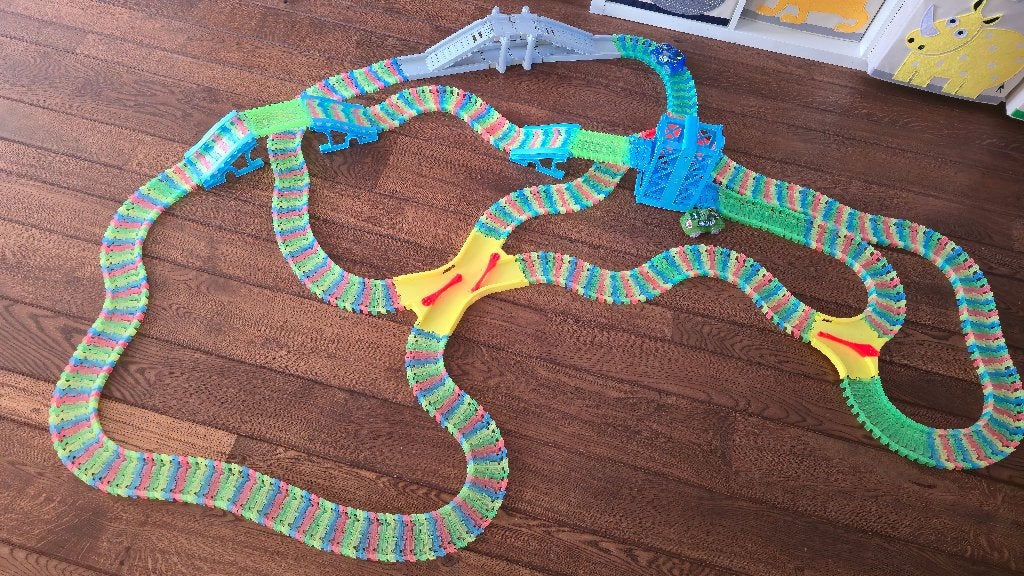 Glow in the dark racebaan met 2 autootjes, Overige merken, Racebaan, Zelf te bouwen, Ophalen of Verzenden
