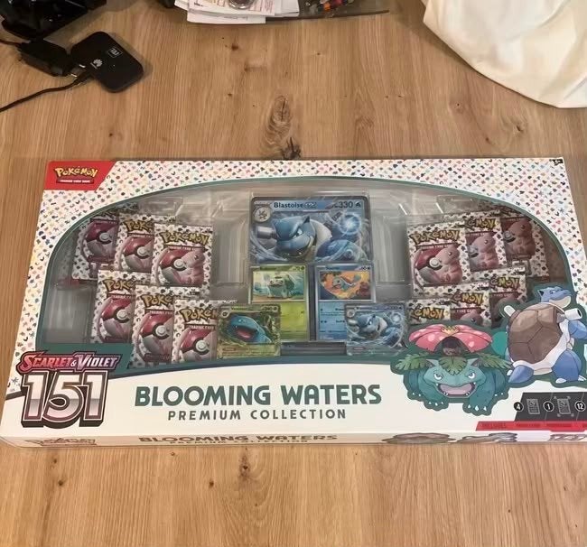 Pokémon TCG: Blooming Waters Premium Collection, Ophalen of Verzenden, Nieuw, Overige typen, Foil