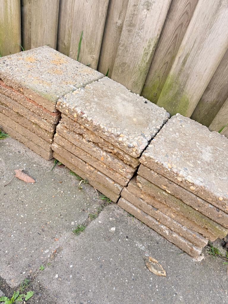 Gratis af te halen: +/- 50 stoeptegels, Ophalen, Gebruikt, 5 tot 10 m², Beton