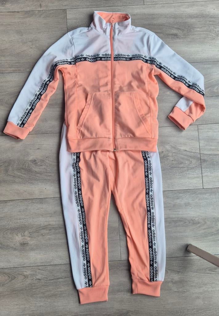 Adidas Trainingspak Roze/Wit - Zo goed als nieuw, Adidas, Meisje, Sport- of Zwemkleding, Ophalen of Verzenden