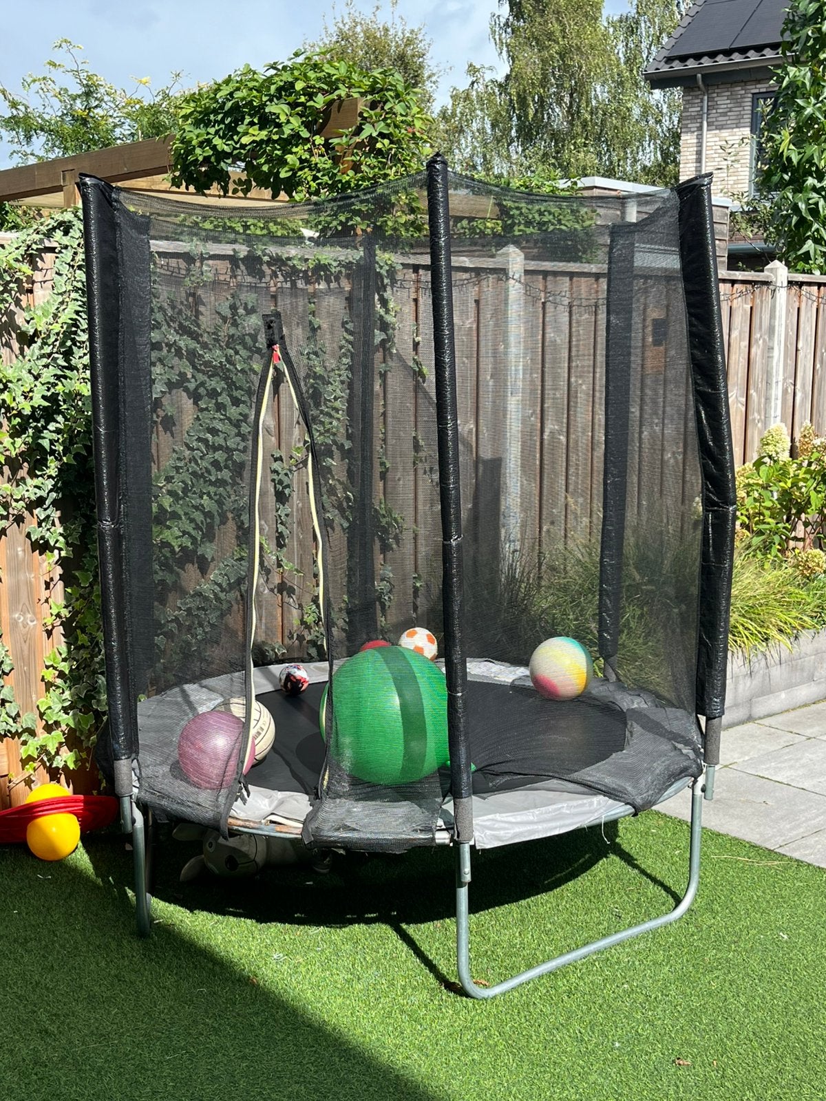 Trampoline met kapotte rits en rand minder goed, Ophalen, Gebruikt